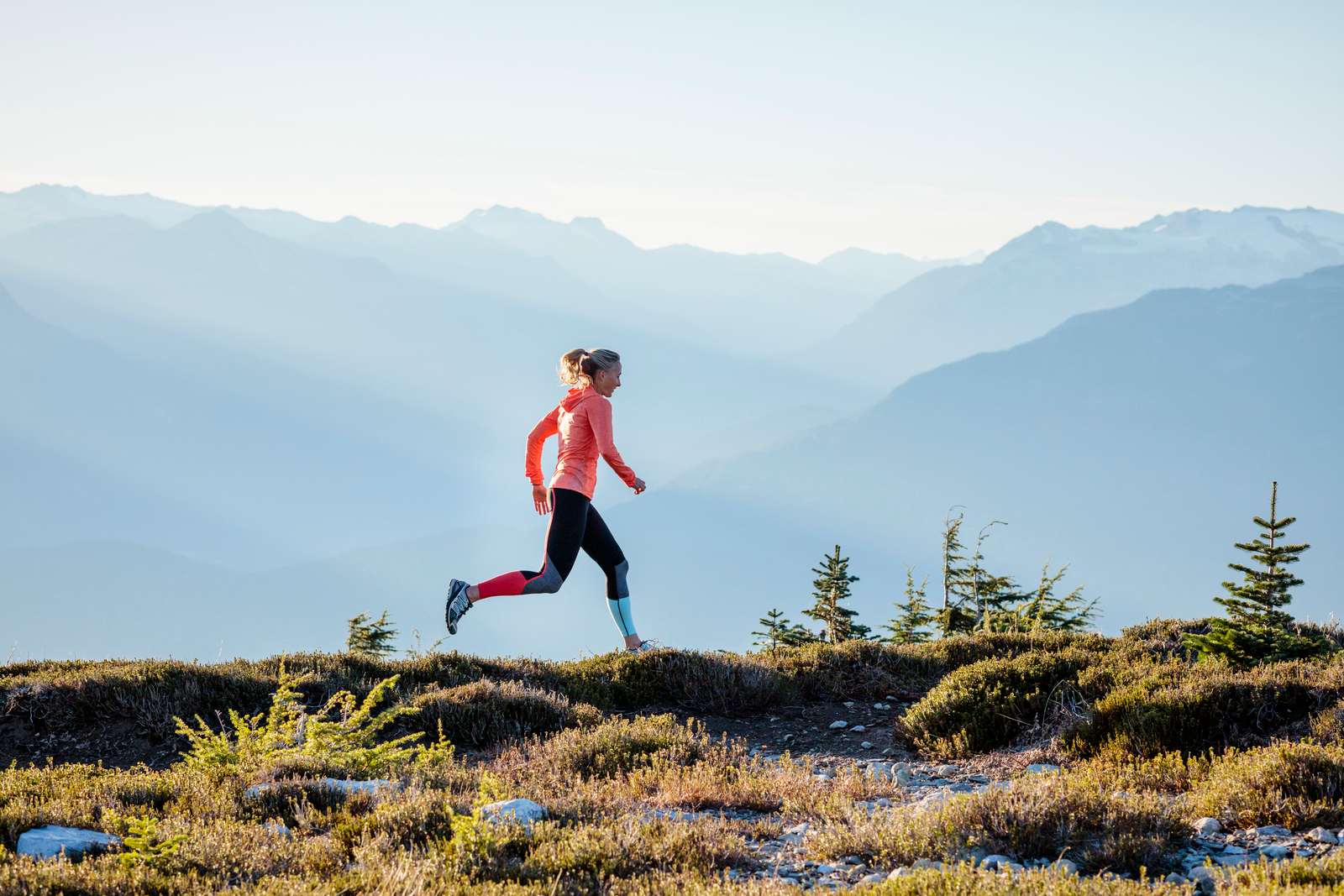 Mujer corriendo en las montaña